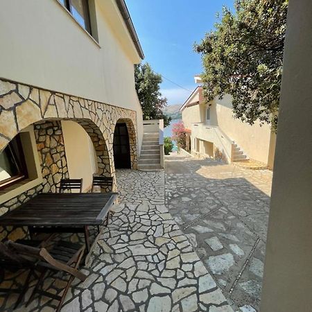 Apartment Victoria Stara Baska Bagian luar foto