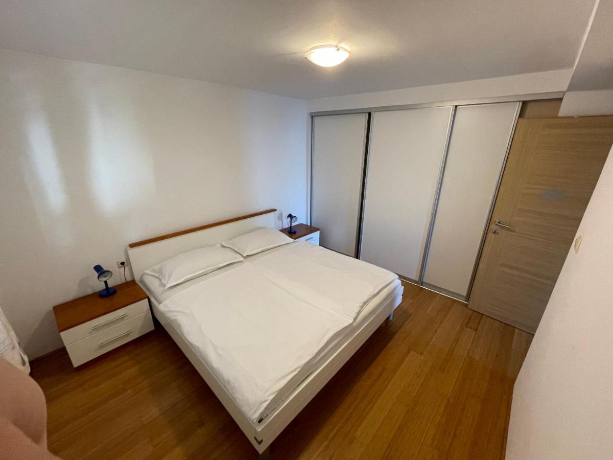 Apartment Victoria Stara Baska Bagian luar foto