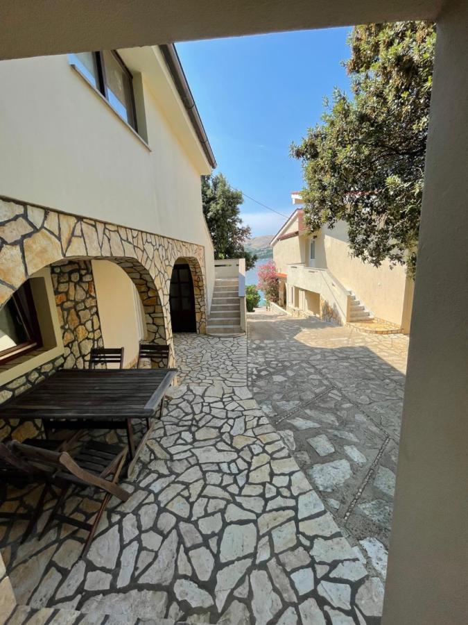 Apartment Victoria Stara Baska Bagian luar foto